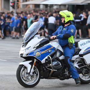 Dolazak navijača Dinama uz budno oko policije