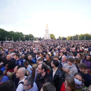 Okupljanje ispred Buckinghamske palače