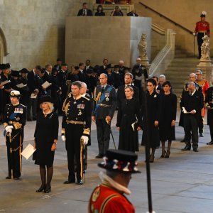 Bdijenje nad kraljičinim lijesom u Westministerskoj palači