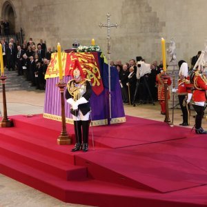 Bdijenje nad kraljičinim lijesom u Westministerskoj palači