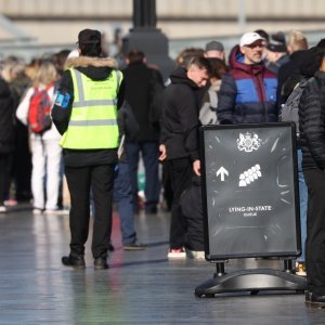 Obožavatelji u redu do kraljičina lijesa