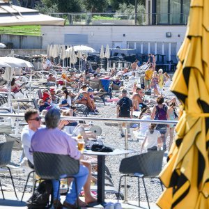 Kupanje u listopadu na plaži Lapad u Dubrovniku