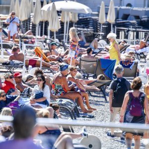 Kupanje u listopadu na plaži Lapad u Dubrovniku