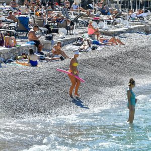 Kupanje u listopadu na plaži Lapad u Dubrovniku