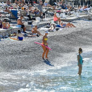 Kupanje u listopadu na plaži Lapad u Dubrovniku