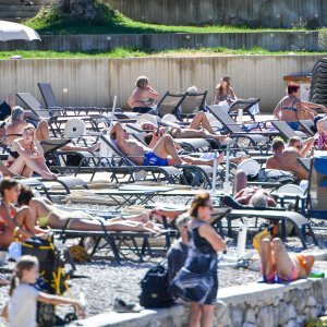 Kupanje u listopadu na plaži Lapad u Dubrovniku