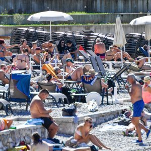 Kupanje u listopadu na plaži Lapad u Dubrovniku