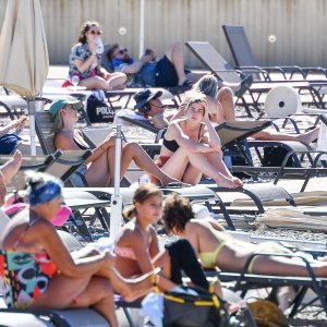 Kupanje u listopadu na plaži Lapad u Dubrovniku