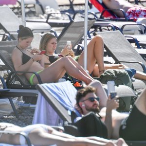 Kupanje u listopadu na plaži Lapad u Dubrovniku