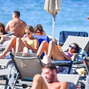 Kupanje u listopadu na plaži Lapad u Dubrovniku