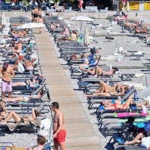 Kupanje u listopadu na plaži Lapad u Dubrovniku