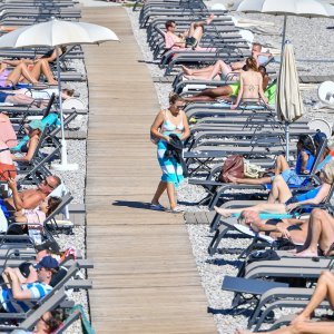 Kupanje u listopadu na plaži Lapad u Dubrovniku