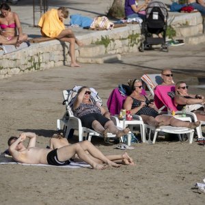 Picigin i kupanje na splitskim Bačvicama