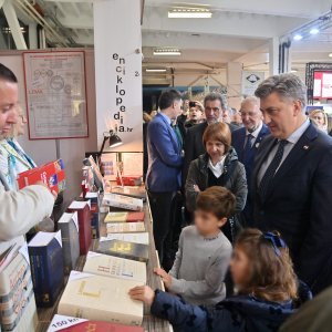Andrej Plenković s djecom na Interliberu