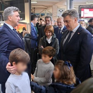 Andrej Plenković s djecom na Interliberu