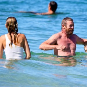 Simon Baker na plaži s novom djevojkom