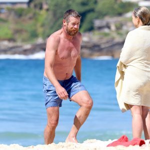 Simon Baker na plaži s novom djevojkom