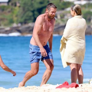 Simon Baker na plaži s novom djevojkom