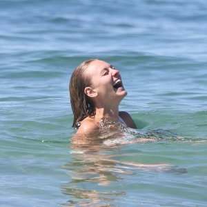 Simon Baker na plaži s novom djevojkom