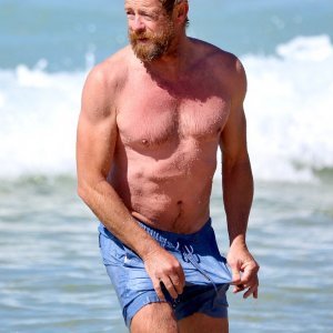 Simon Baker na plaži s novom djevojkom