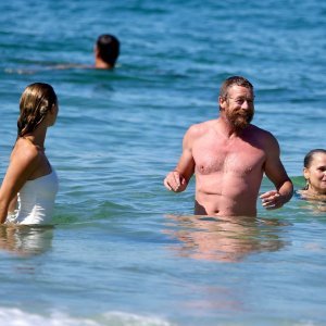 Simon Baker na plaži s novom djevojkom