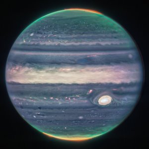 Webbova fascinantna snimka Jupitera prikazuje oblake, maglice i aurore