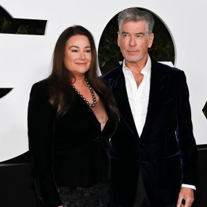 Pierce Brosnan i Keely Shaye Smith