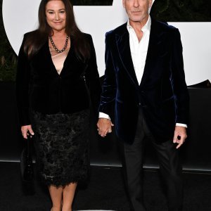 Pierce Brosnan i Keely Shaye Smith