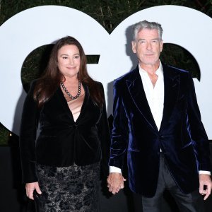 Pierce Brosnan i Keely Shaye Smith