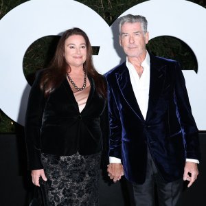 Pierce Brosnan i Keely Shaye Smith