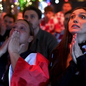 Navijači prate utakmicu Hrvatska - Maroko u Tkalčićevoj ulici