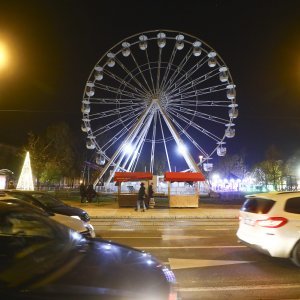Winter Park - u parku dr. Franje Tuđmana postavljena je nova atrakcija zagrebačkog Adventa, panoramski kotač visok 36 metara