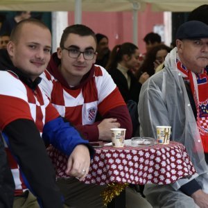 Navijači na trgovima