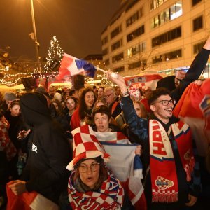 Navijači na trgovima