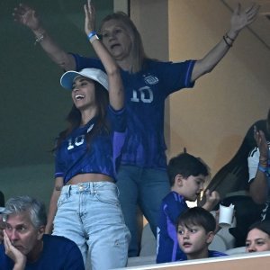 Antonela Roccuzzo sa sinovima i roditeljima Lionela Messija