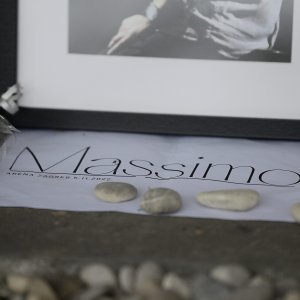 Ispred Lisinskog gore svijeće za Massima Savića