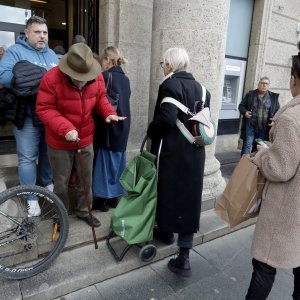 Gužve ispred banaka i bankomata uoči uvođenja eura