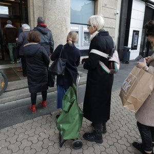 Gužve ispred banaka i bankomata uoči uvođenja eura