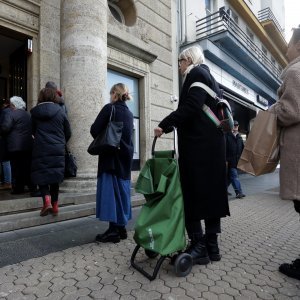 Gužve ispred banaka i bankomata uoči uvođenja eura