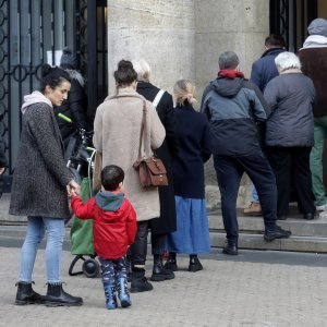 Gužve ispred banaka i bankomata uoči uvođenja eura