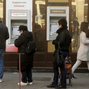 Gužve ispred banaka i bankomata uoči uvođenja eura