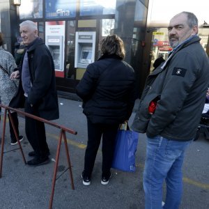 Gužve ispred banaka i bankomata uoči uvođenja eura