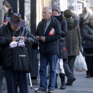 Gužve ispred banaka i bankomata uoči uvođenja eura