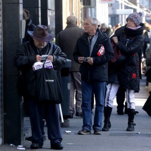 Gužve ispred banaka i bankomata uoči uvođenja eura