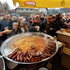 Tradicionalni podnevni ispraćaj stare i doček nove godine u Fužinama (2)