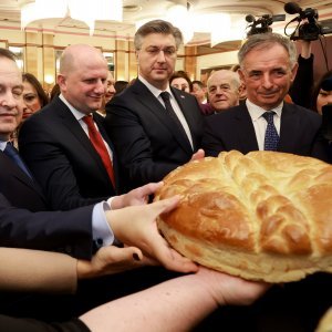 Plenković na domjenku SNV-a u kruhu pronašao zlatni novčić
