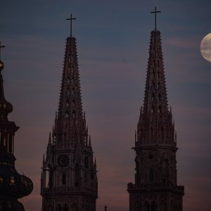 Puni mjesec iznad Zagreba