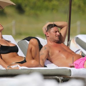 Francesco Totti s djevojkom na plaži