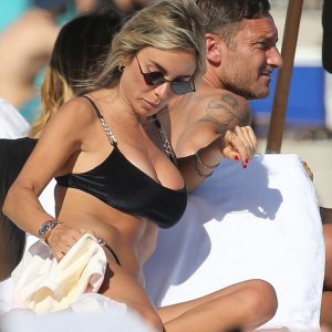 Francesco Totti s djevojkom na plaži