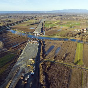 Radovi na pristupnoj cesti prema novom međudržavnom mostu preko rijeke Save